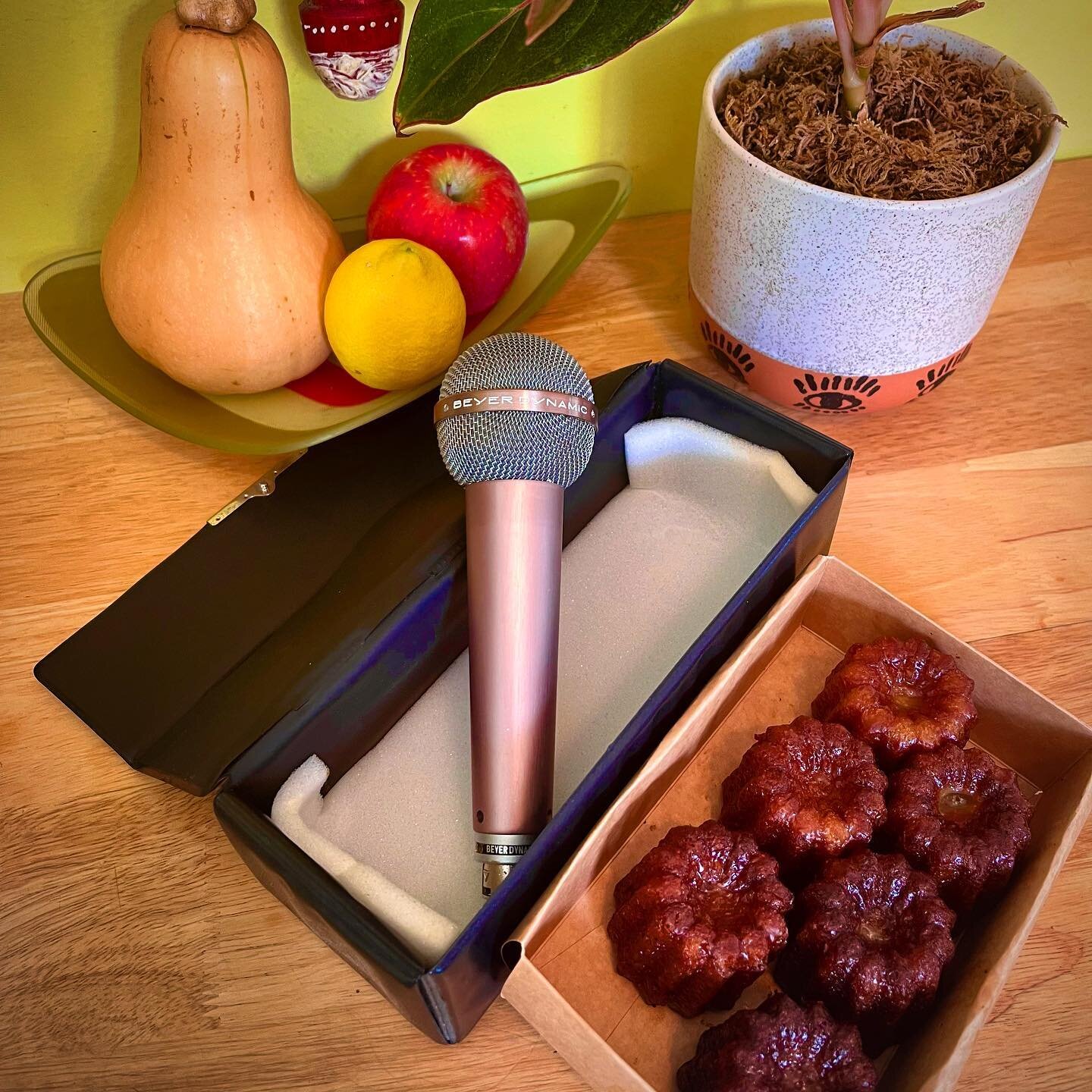 Ordered Canel&eacute;s from my favorite bakery in 🇫🇷 and they came with this groovy pink #vintagemicrophone 🎙

Thanks @infernalemachine 

@beyerdynamic M500 why is it pink?

#ribbonmic #canel&eacute; #bordeaux #producerlife