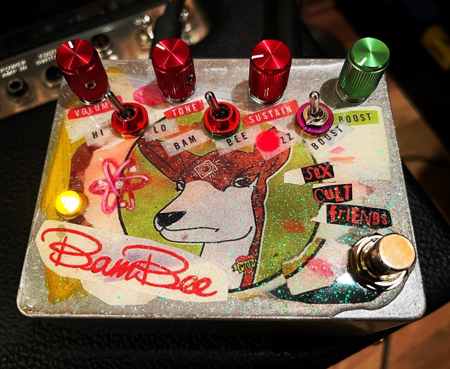 💥🐝 diggin&rsquo; this @sexcultfriends Bam Bee Roland BeeBaa clone complete with custom ⚛️ artwork!
🎸🦌💀🤘🧑&zwj;🎤🦄⚡️❤️&zwj;🔥😵&zwj;💫

#fuzzpedals #roland #beebaa #guitar #atom #oneofakind #clone