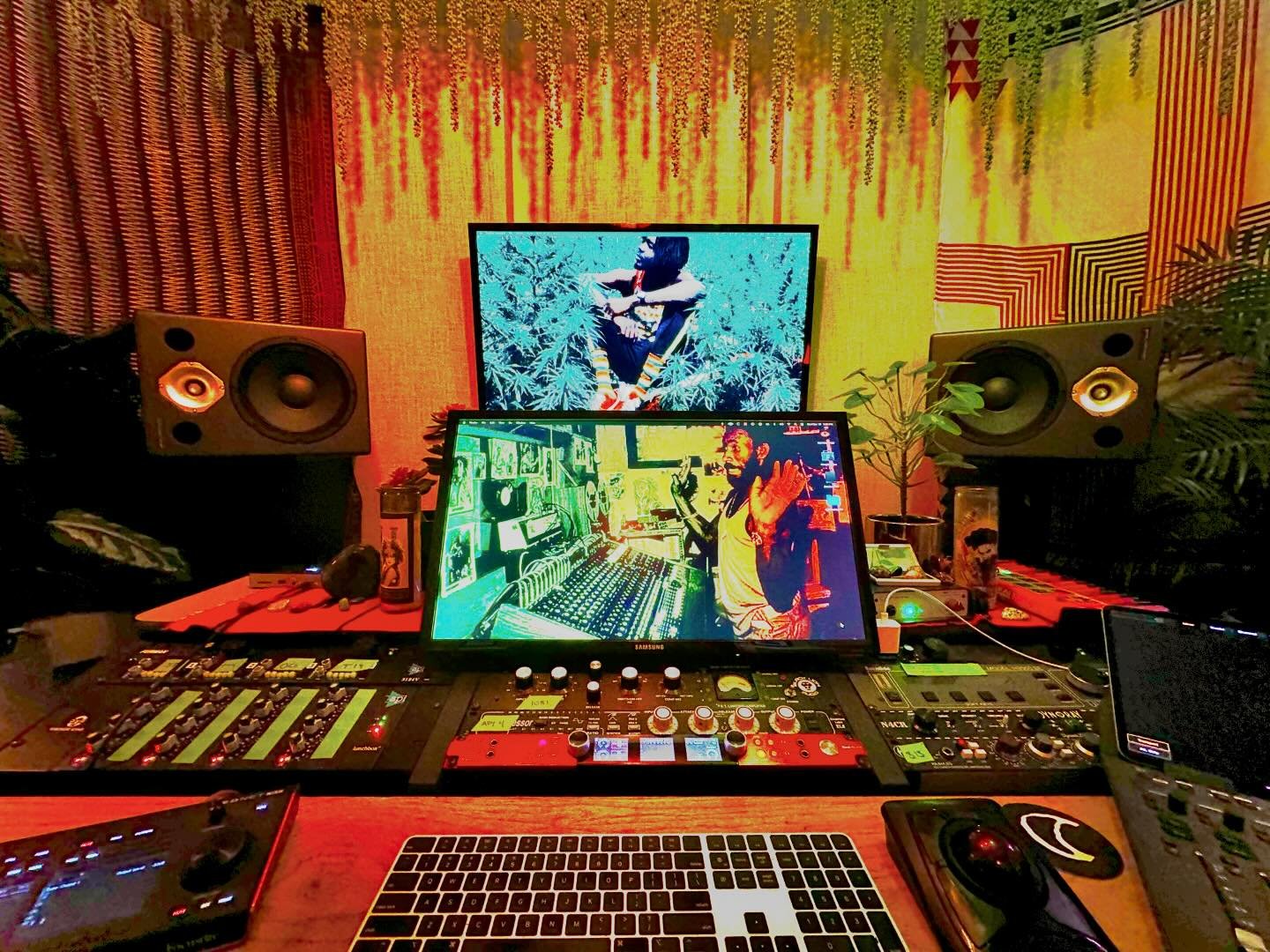 ⚡️THUNDER FROM DOWN UNDER⚡️
Got to spend a few weeks with the @waynejonesaudio 10&rdquo; monitors after #namm HOLY MOLY do these things throw down! No sub necessary. Exactly how I like to hear. Definite contender to replace my current setup. 

Not th