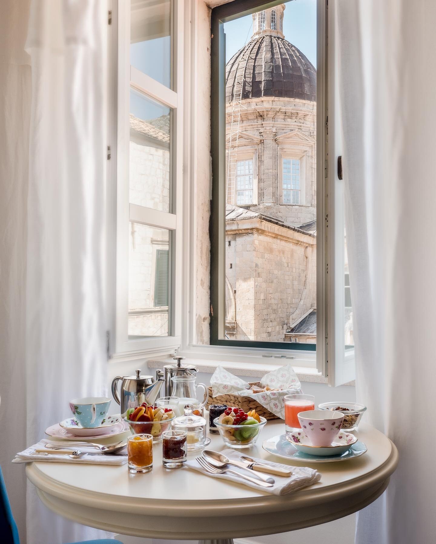 Now that's what we call breakfast with a view from our aptly named Cathedral Room. If you can see yourself here, sipping a coffee before heading out to explore we'd love to hear from you. #boutiqueaccomodation #weekendaway #minibreak #gameofthrones #