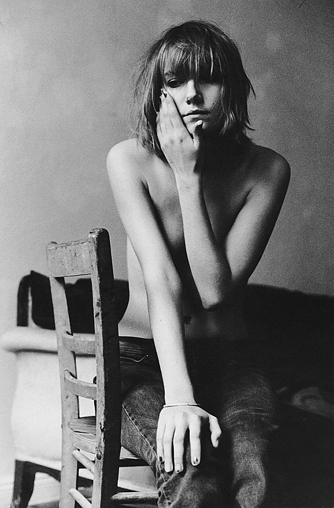 JuditaufStuhl.jpg