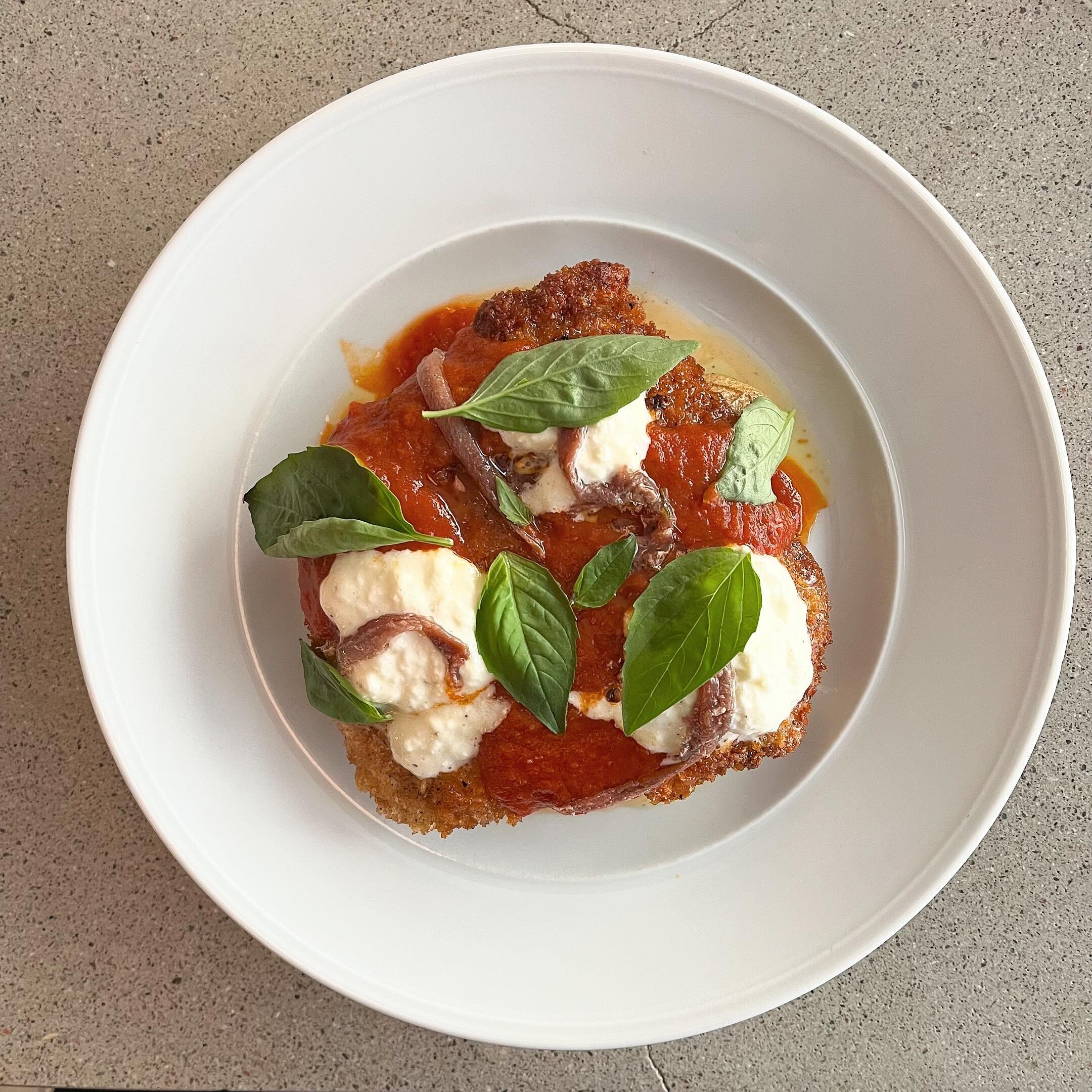 Fl&auml;skschnitzel med tomats&aring;s, stracciatella, sardeller &amp; basilika 
#restaurangsensum #schnitzel #schnitzelfredag #lunch #wallingatan40