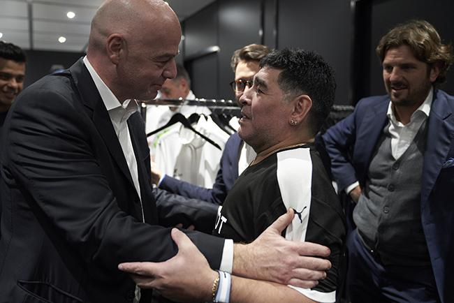 Gianni Infantino, Diego Maradona.jpg