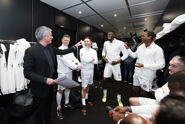 Jose Mourinho and his team (2).jpg