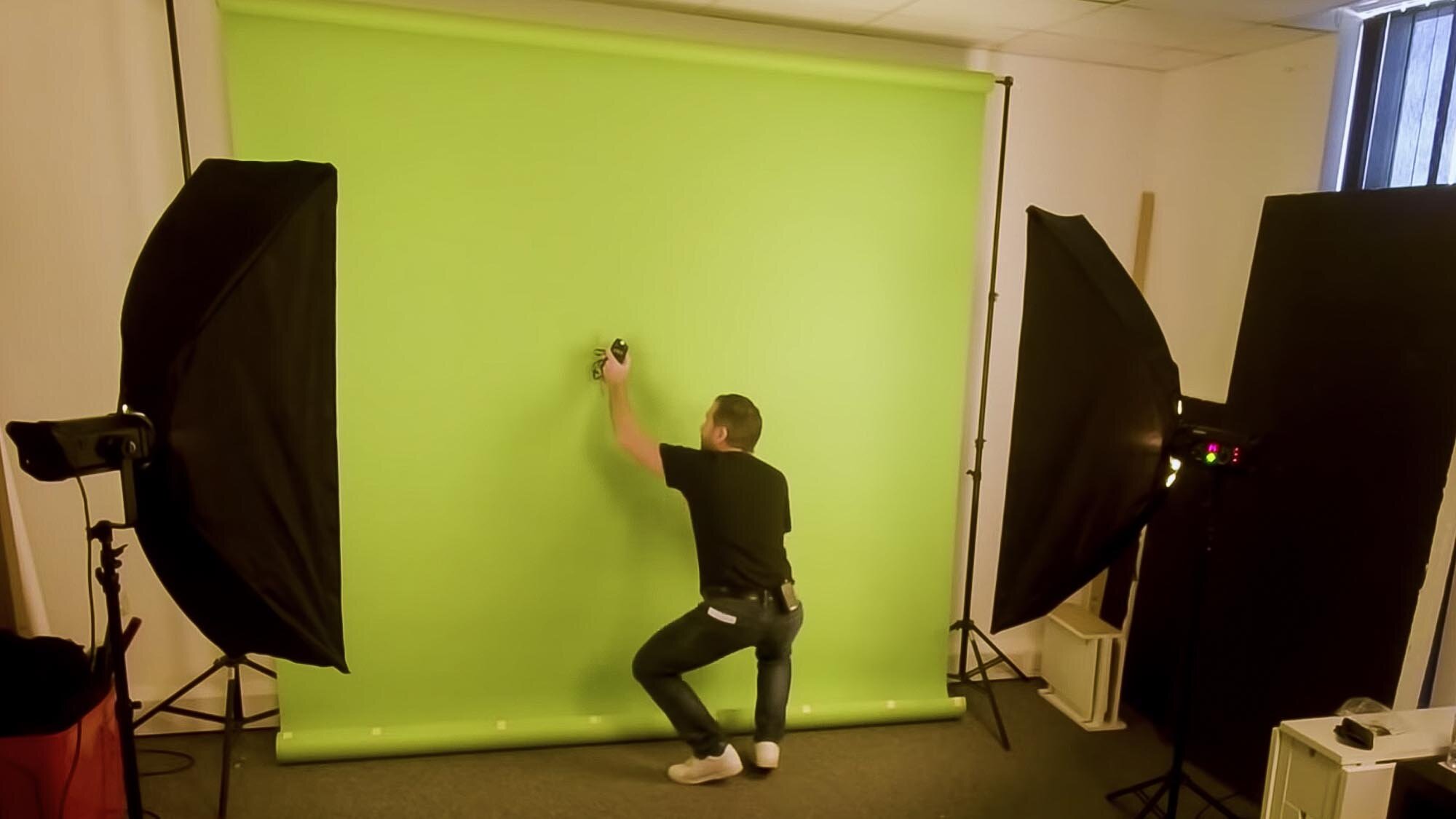 How to Use a Green Screen - Step by Step Beginners Guide — The School of  Photography - Courses, Tutorials & Books