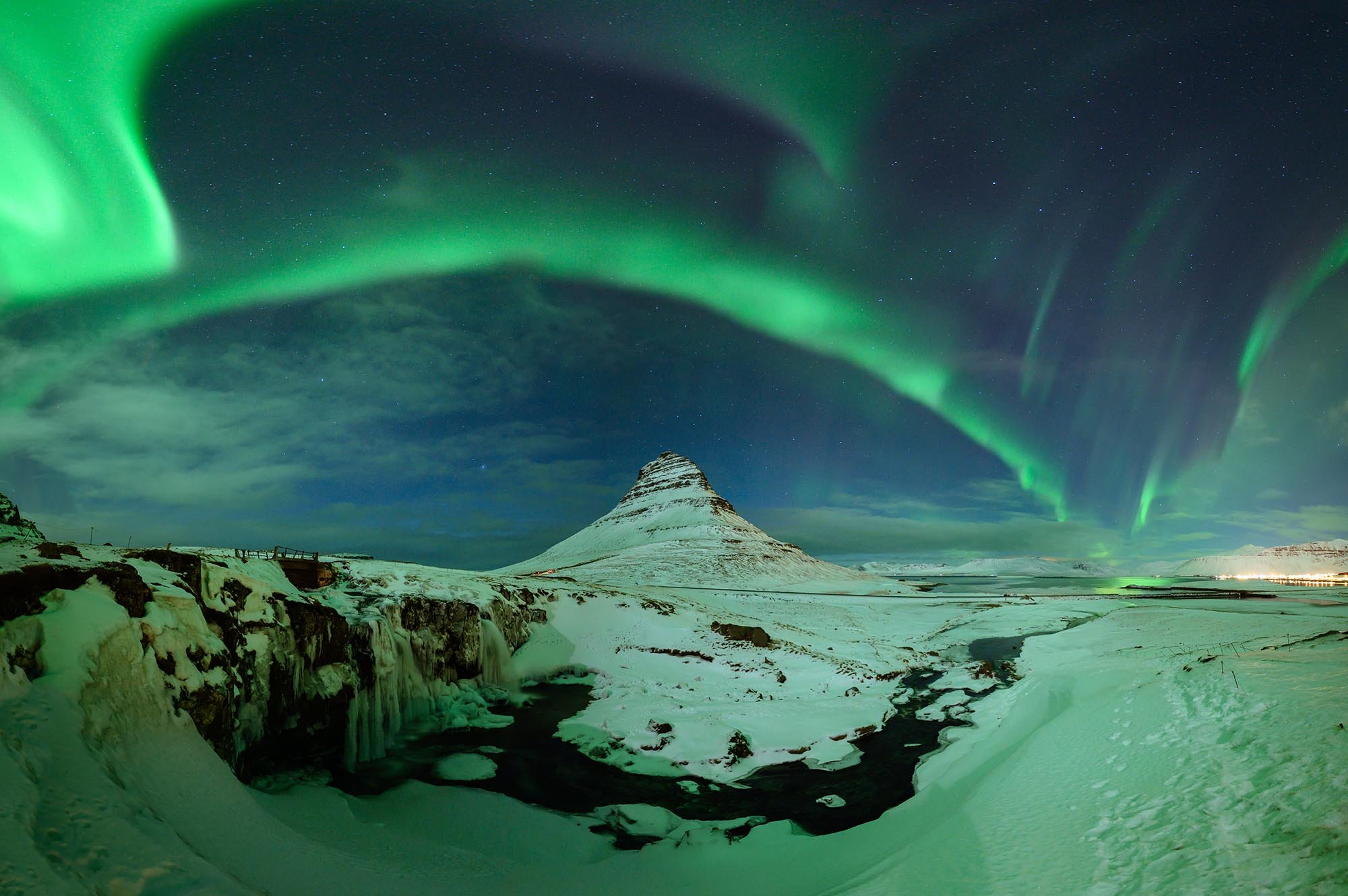 Kirkjufell Northern Lights_2000px-60.jpg