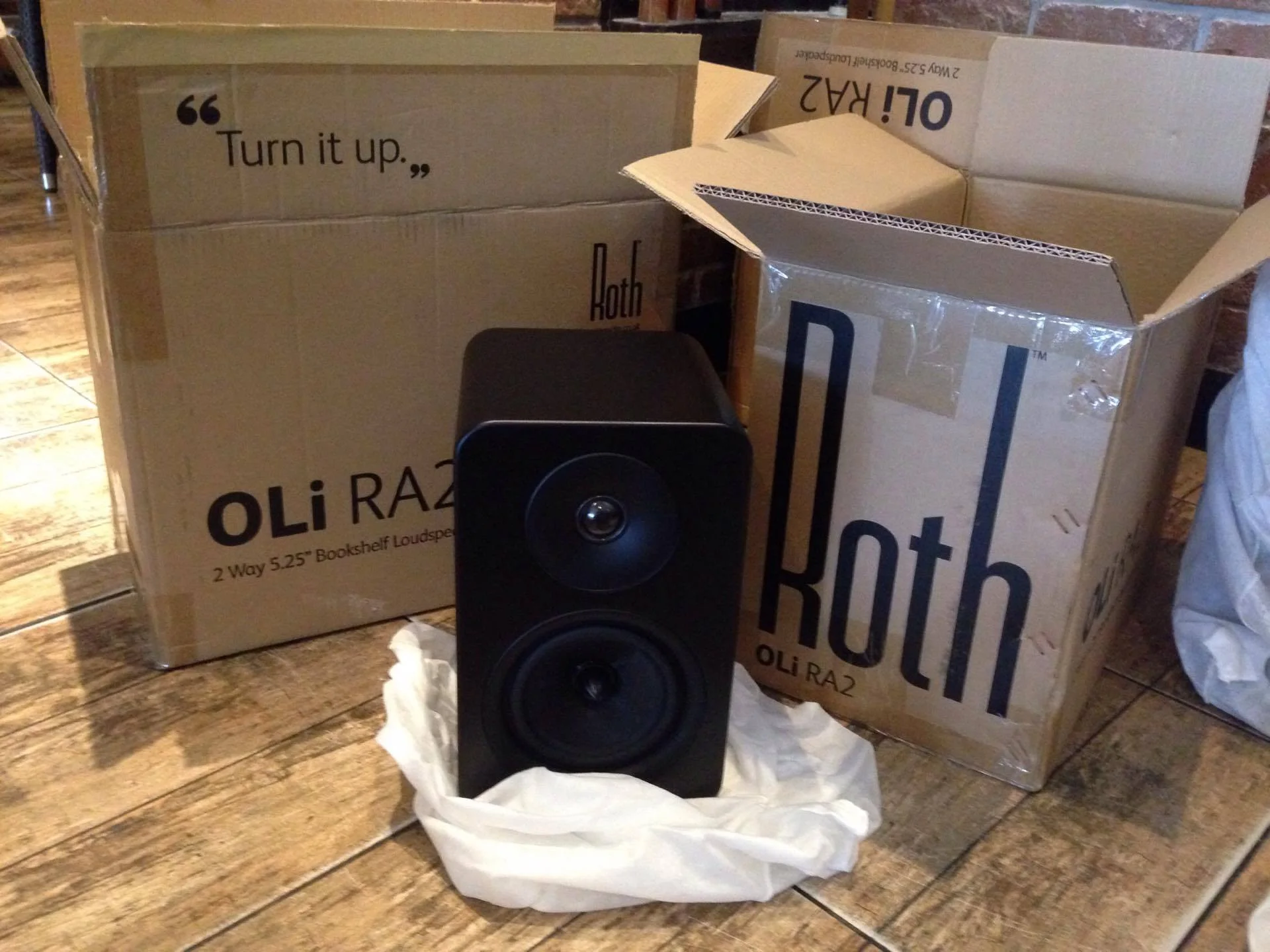 Roth Oli RA2 Bookshelf Speakers in Black.