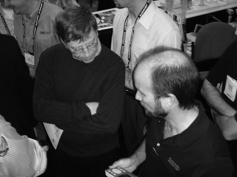Tom Cullen gives Bill Gates one of the first public demos of Sonos’ ZP100 and CR100 at CES in January 2005.