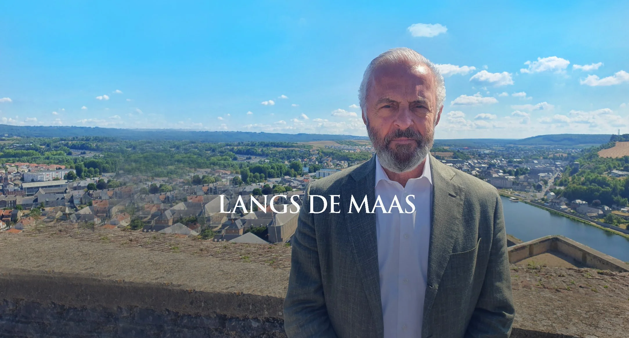  In het nieuwe MAX-programma Langs de Maas volgt Huub Stapel Europa’s meest verrassende rivier: de Maas. Tijdens zijn reis laat hij de Maas in al haar facetten zien: van geschiedenis tot natuur, economie, couleur locale en cultuur. Langs de Maas is w