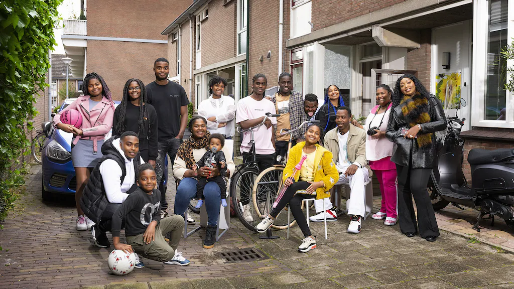 Gezinnen blikken terug in jubileumreeks Een huis vol herinneringen
