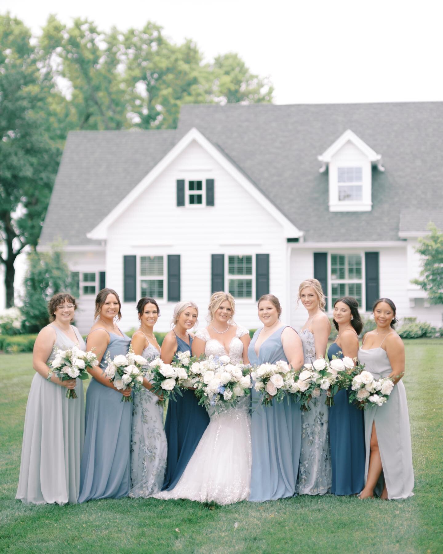 Favorite things: Blending and mixing cohesive and complementary colors by way of the bridesmaid gowns! I love a good mix and match over here, especially when I see it repeated throughout the elements and details of the day!

Couple: @lauren_medlock98