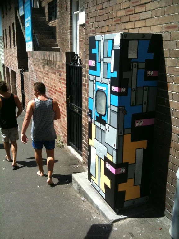 Men in the Iron Mask, Streetscape