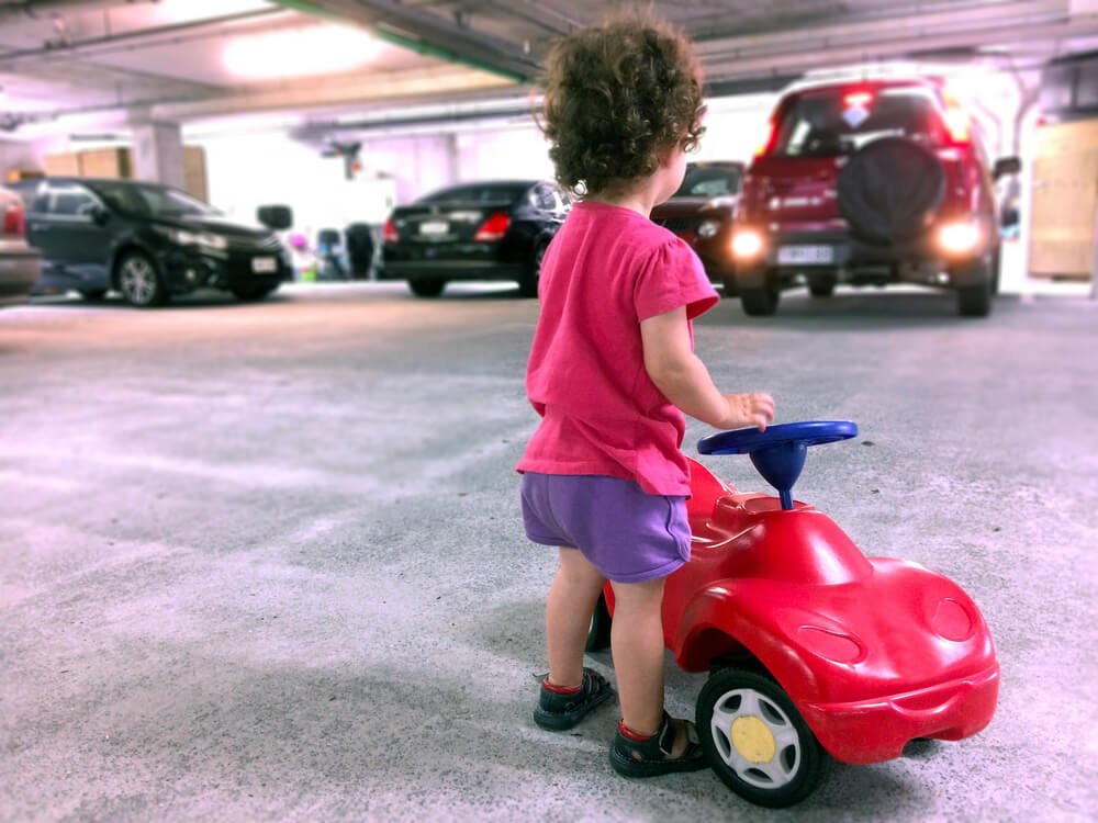 Brincadeiras irregulares na garagem e danos em automóvel – primeira medidas condominiais - Francisco Egito Advogados