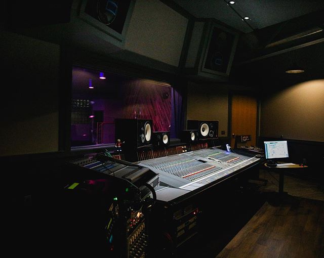 In all it's glory. Studio A has been seeing an incredible amount of talent lately, and our SSL has been the ultimate tool in perfecting the sound. See more photos or get in touch at thirdcoastrecording.com
.
.
.
.
#recordingstudio #recording #studio 