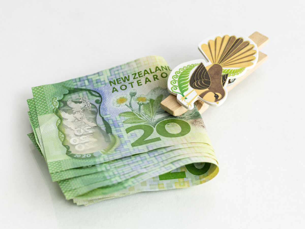 Kiwiana money toru tekau ma wha