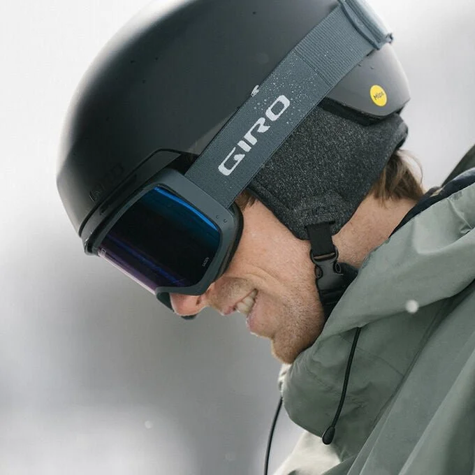giro-sagen-snow-goggle-lifestyle-specs.jpg