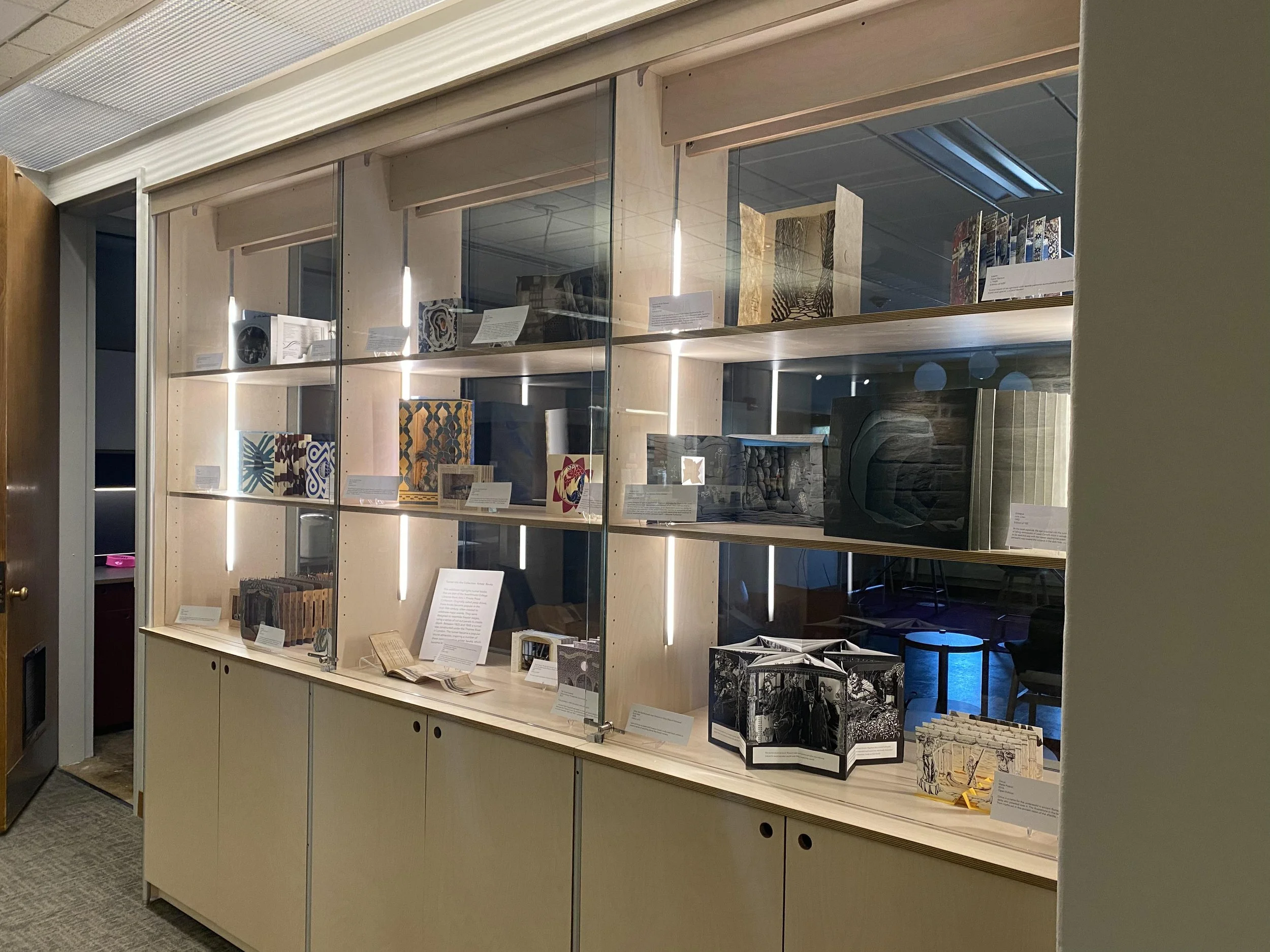 swarth_vitrine_use_01.jpg