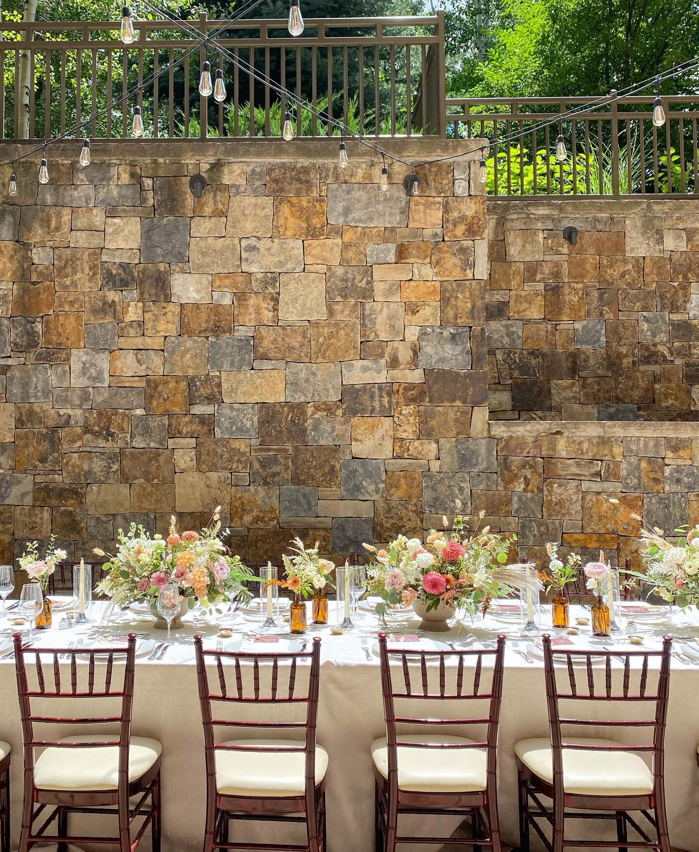 This weekend had me dreaming and scheming an off-season jaunt over to Italy&hellip;. 🤍

@eventsbykristin
@fsvail
@jamie_scrivner
@littleshopoffloral

#weddingflowers #coloradowedding #florist #vailflorist #dinnerparty #design #mountainwedding #flora