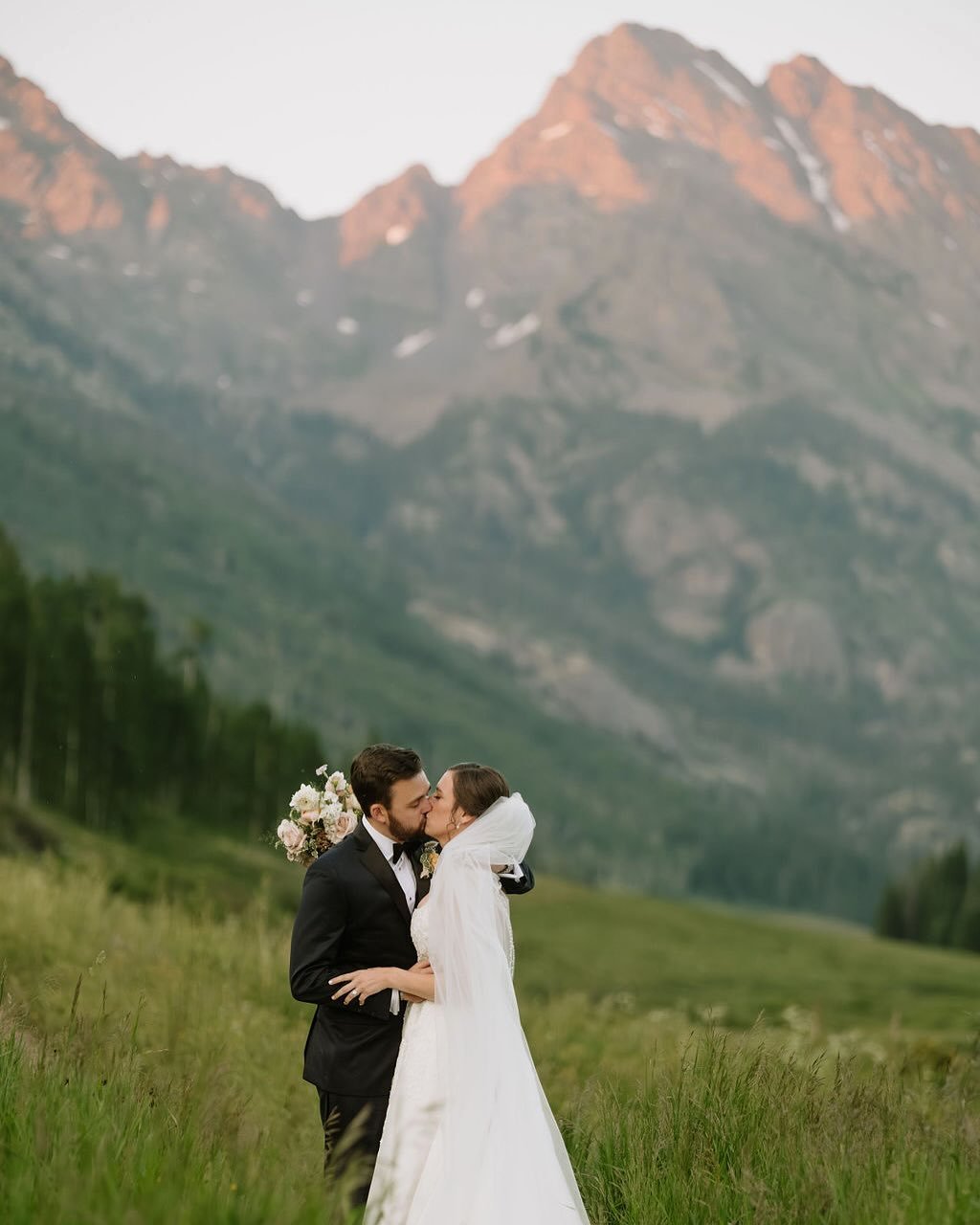 No green screen needed here in beautiful Colorado 🏔️

@pineyriverranch (shoutout to Monty 🫎)
@mado.photo
@bckevents
@littleshopoffloral
@crossleyfilmco
@eventrentsvailaspen
@oncueentertainment
@goldenbellmusic