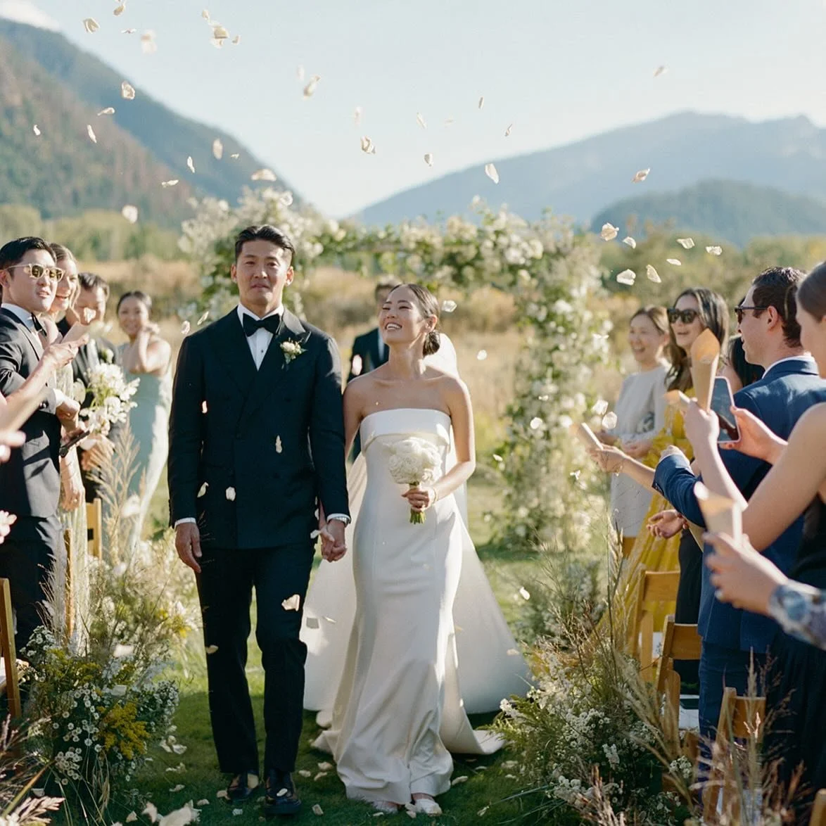 And somehow it&rsquo;s July! With wedding season in full swing here in Colorado, I honestly cannot wait to see what flower magic we create in the months ahead! ✨ 

@jessleighphotographer
@stargazed_weddings_and_events
@littleshopoffloral
@aspenmeadow