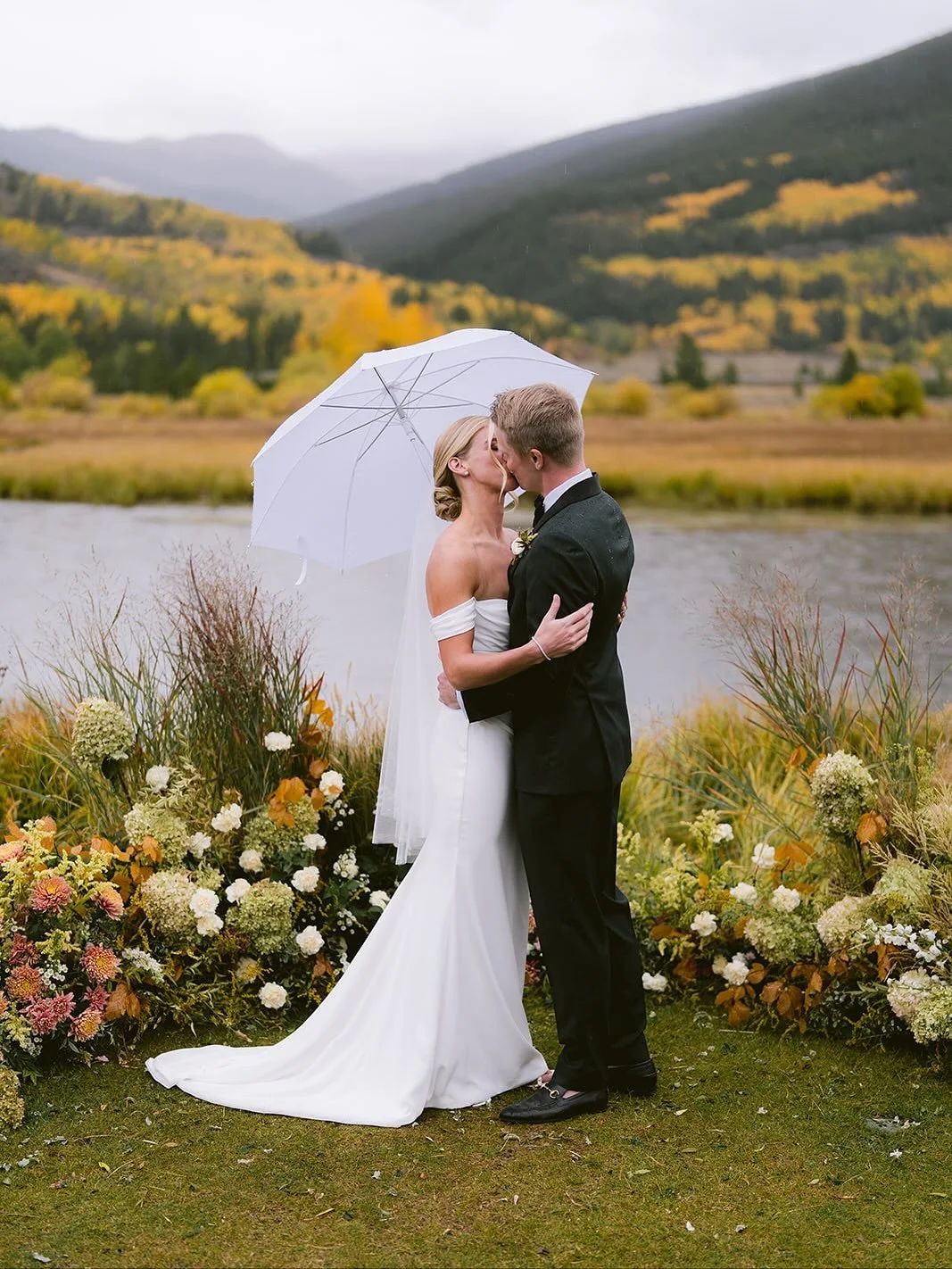 September weddings 📈 🫠🍂 

9/21/2024- a seasonal fav for many reasons. 

@shanemacomberweddings
@kirabarczyevents
@camphaleweddings
@littleshopoffloral
@oakandtwinerentals
@haveaseatcolorado
@vail_valley_entertainment
@bbjlatavola
@greatfamilyartis
