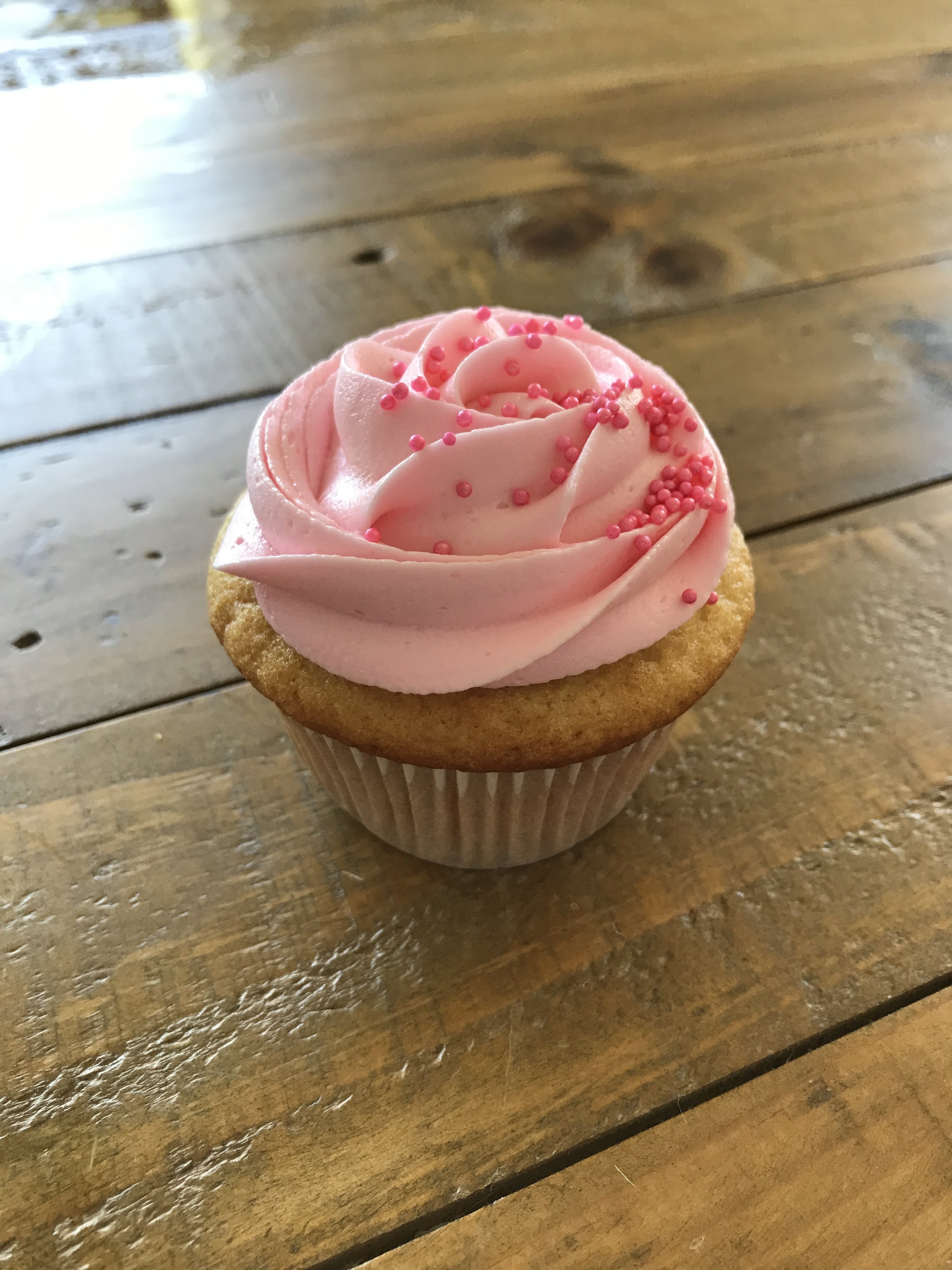 After a trip to 'Michaels' last week with my mom to pick up some supplies for projects, I had the opportunity to try out my new Wilton 2D tip on some cupcakes Saturday! Absolutely in love with this tip! Best $1.69 I've spent in a long time!