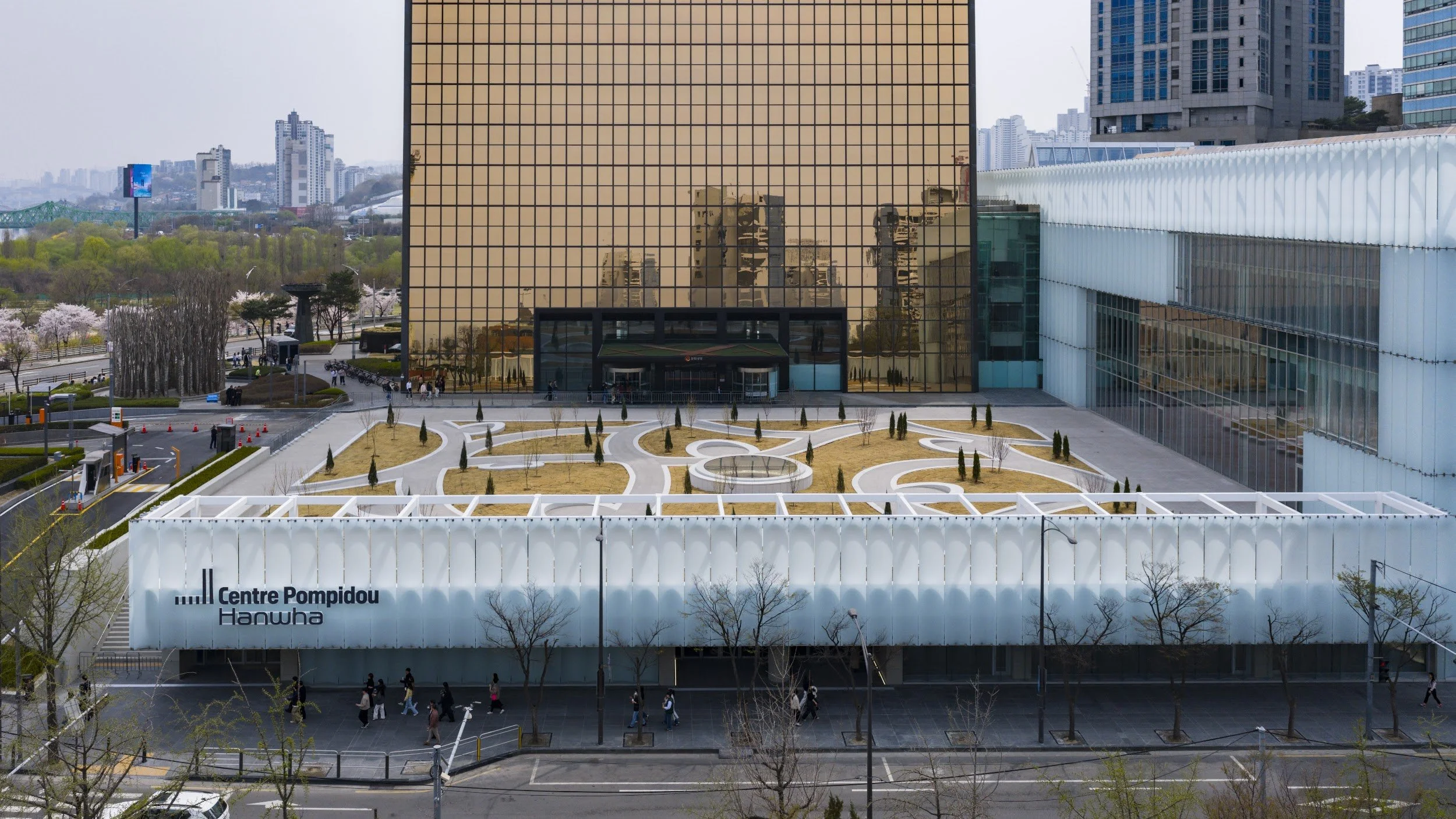 macron-visits-centre-pompidou-hanwha-photo-02.jpg