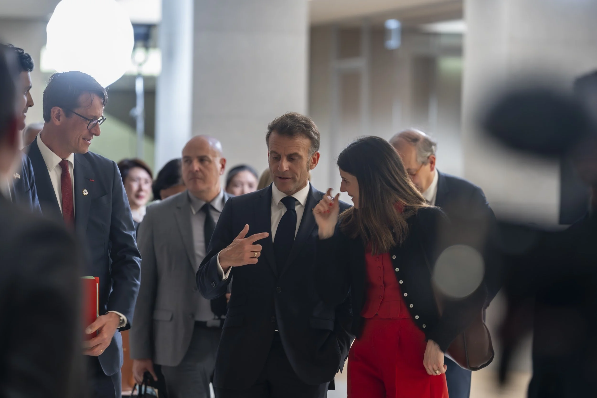 macron-visits-centre-pompidou-hanwha-photo-04.jpg