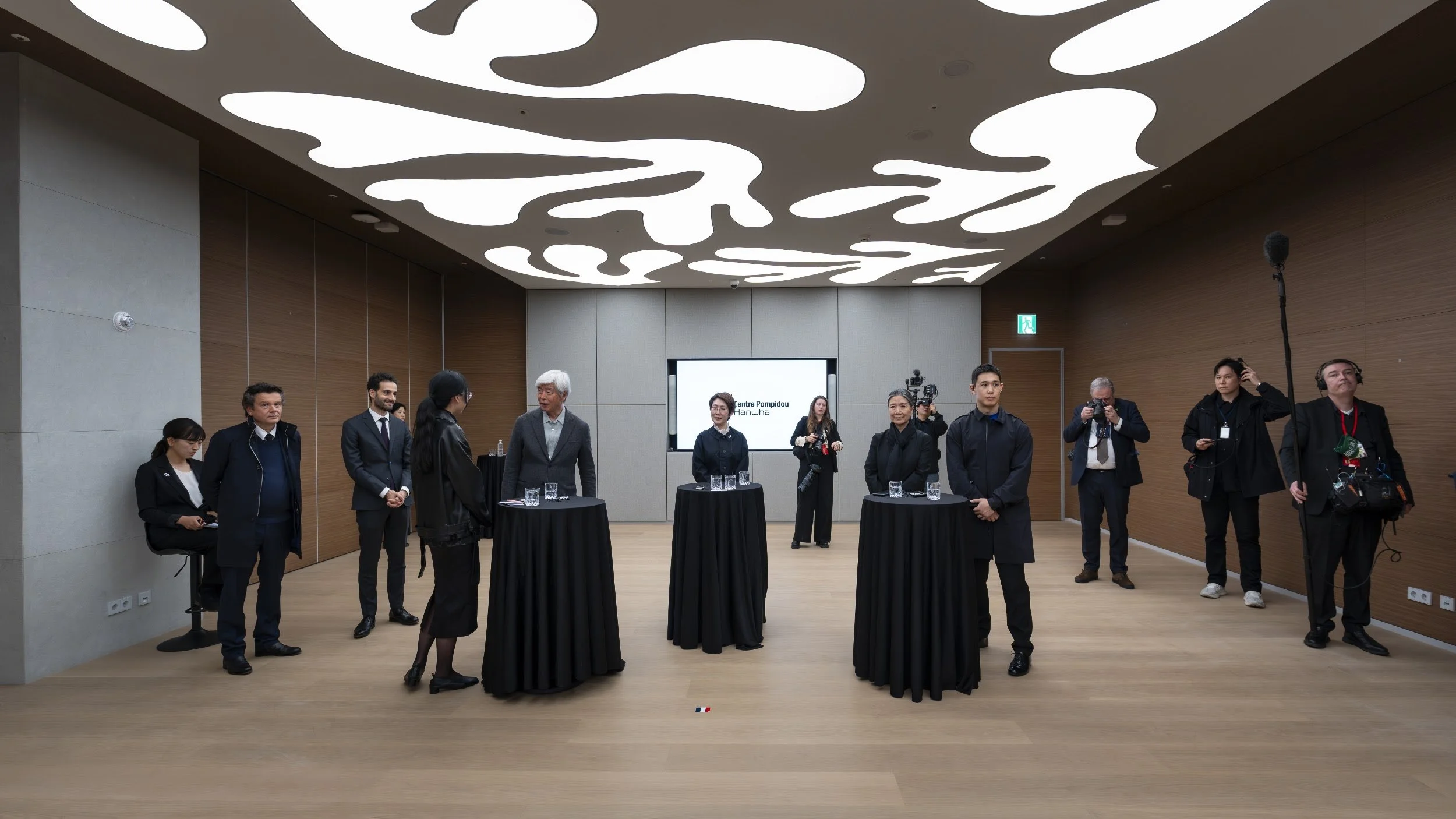 macron-visits-centre-pompidou-hanwha-photo-10.jpg