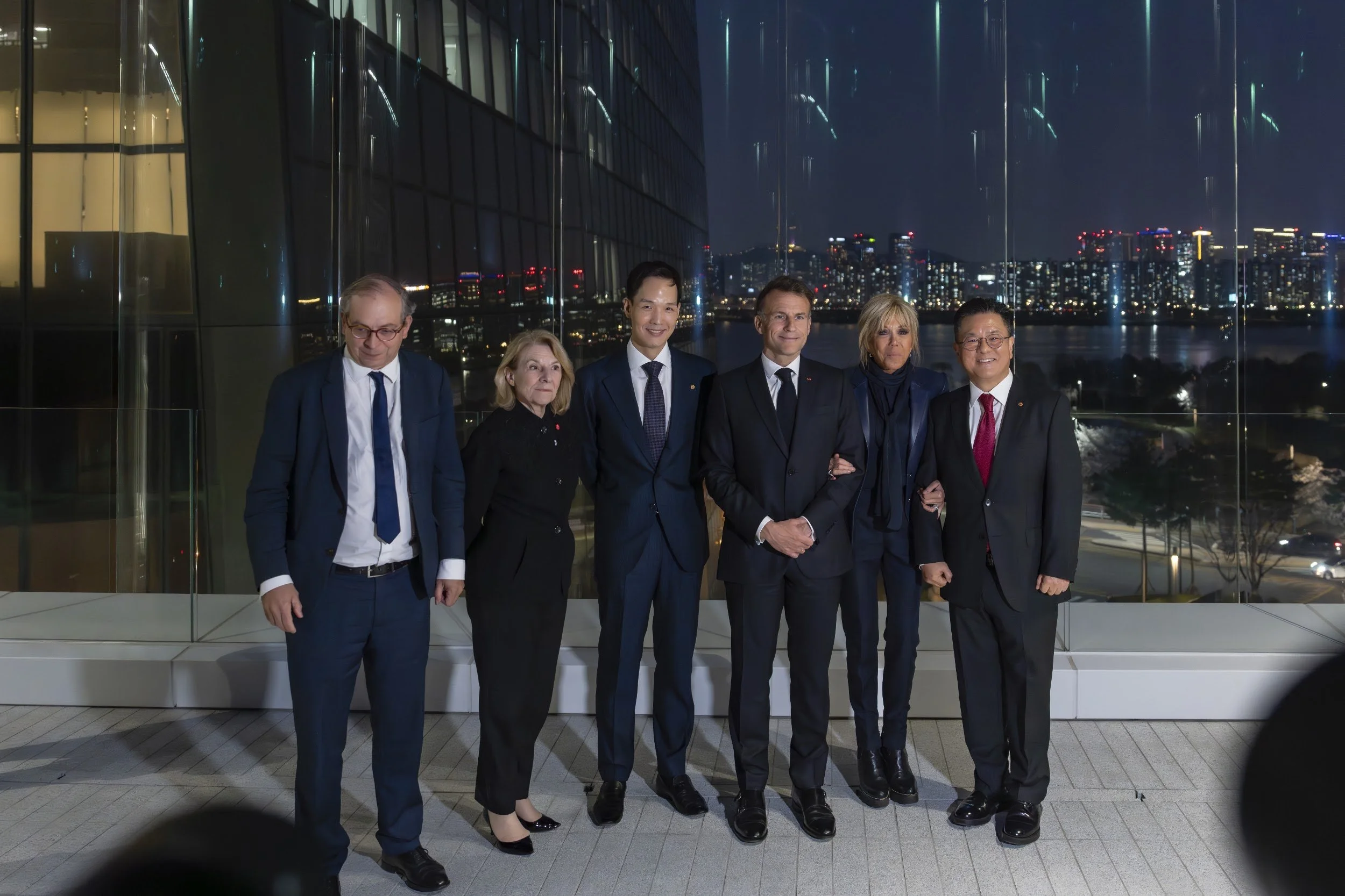 macron-visits-centre-pompidou-hanwha-photo-11.jpg