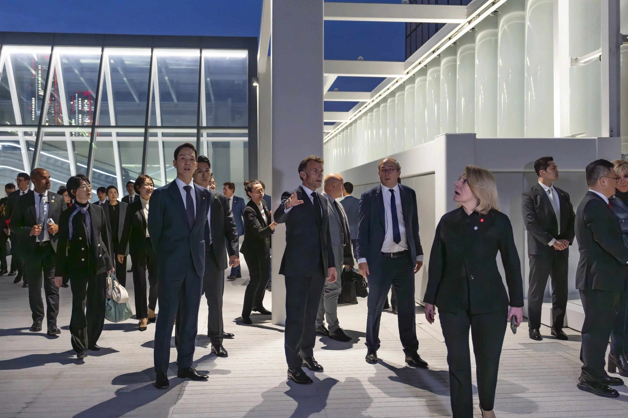 macron-visits-centre-pompidou-hanwha-photo-12.jpg