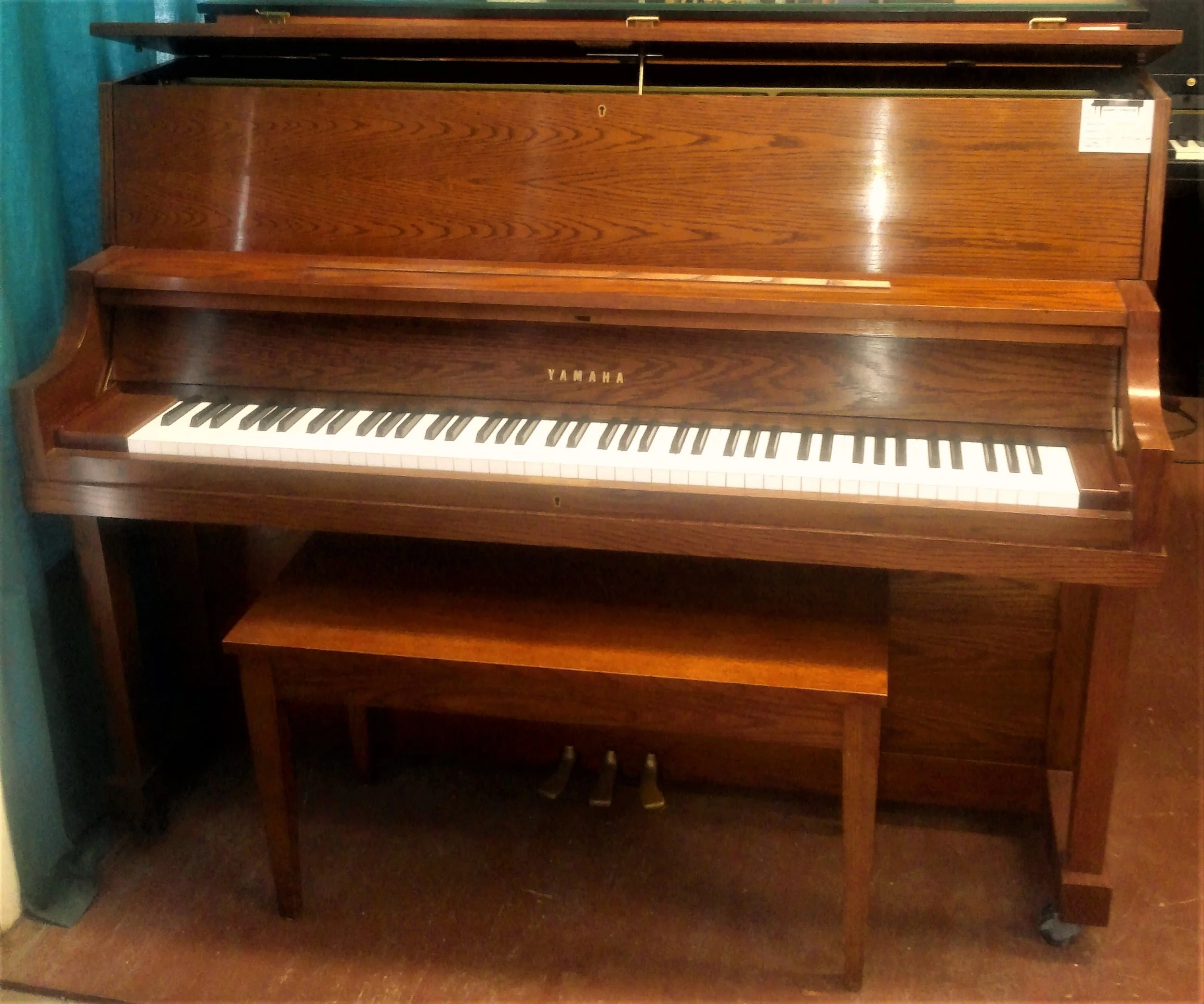 Yamaha, model P22, 45” Studio Upright/Bench