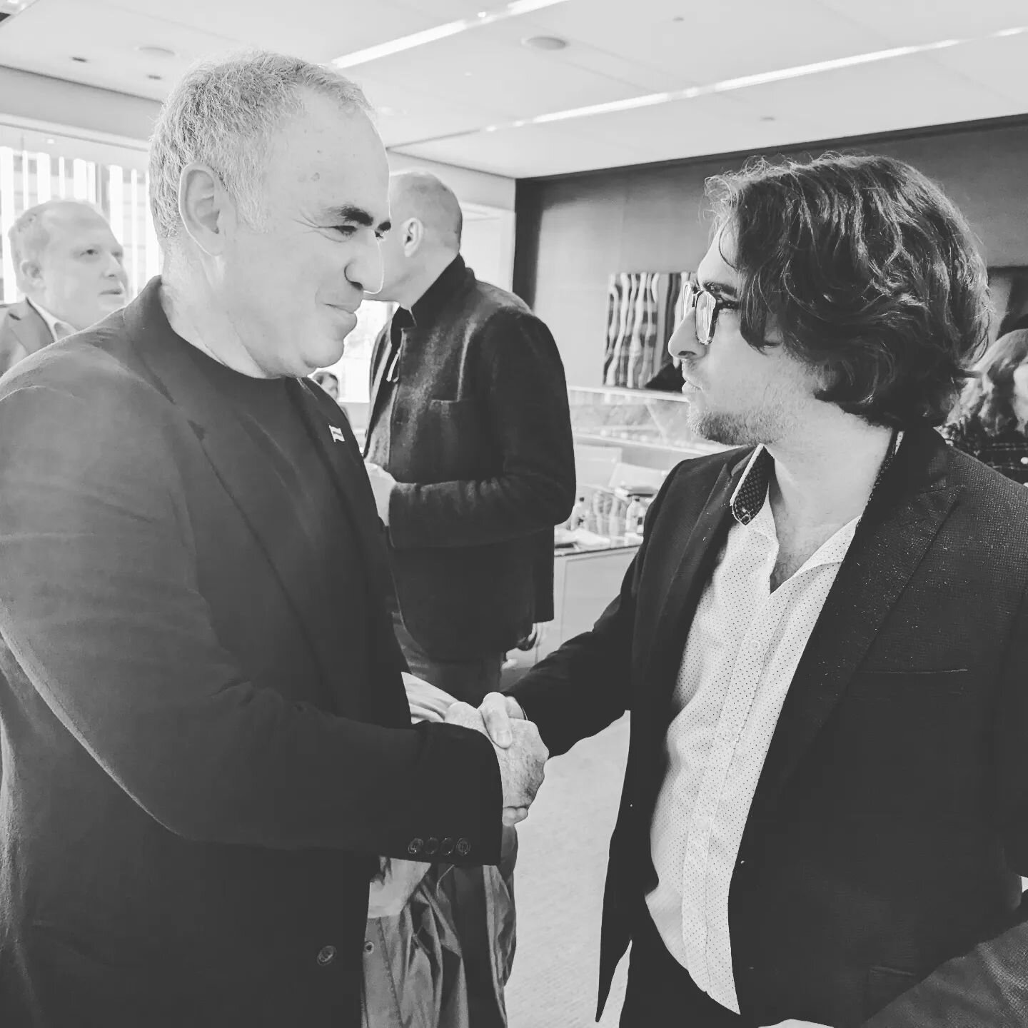 That time I made Garry Kasparov, one of the strongest chess players of all time take a &quot;serious&quot; handshake photo. #chess #kasparov #legend #vibing #silly