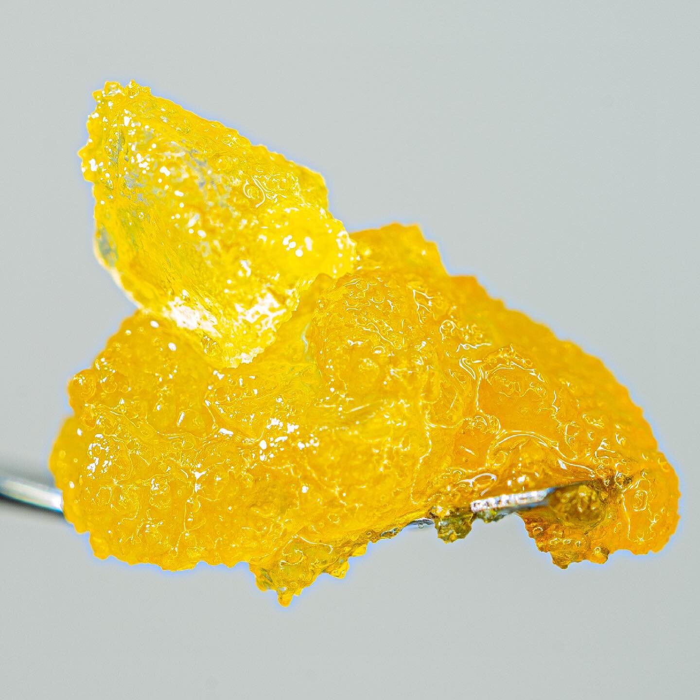 What is live resin? 

Live resin is also known as &ldquo;Fresh Frozen&rdquo; or &ldquo;Fresh Frozen Whole Plant&rdquo; because it is extracted from cultivars that were freshly harvested and immediately frozen. 

Compared to other extracts which lose 