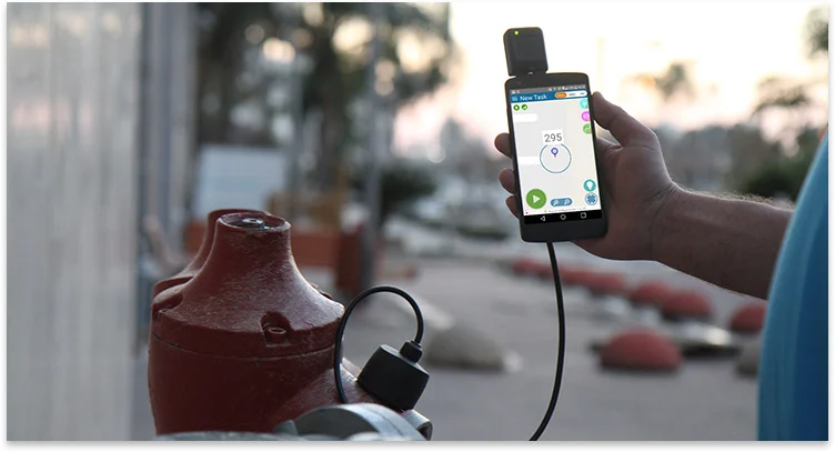 trimble-leakfinder-in-field.jpg