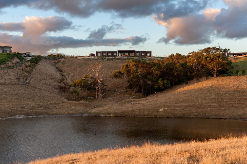 Low+maintenance+holiday+home+design,reclaimed+building+materials,self+sufficient+water+home,recycled+building+materials.jpg
