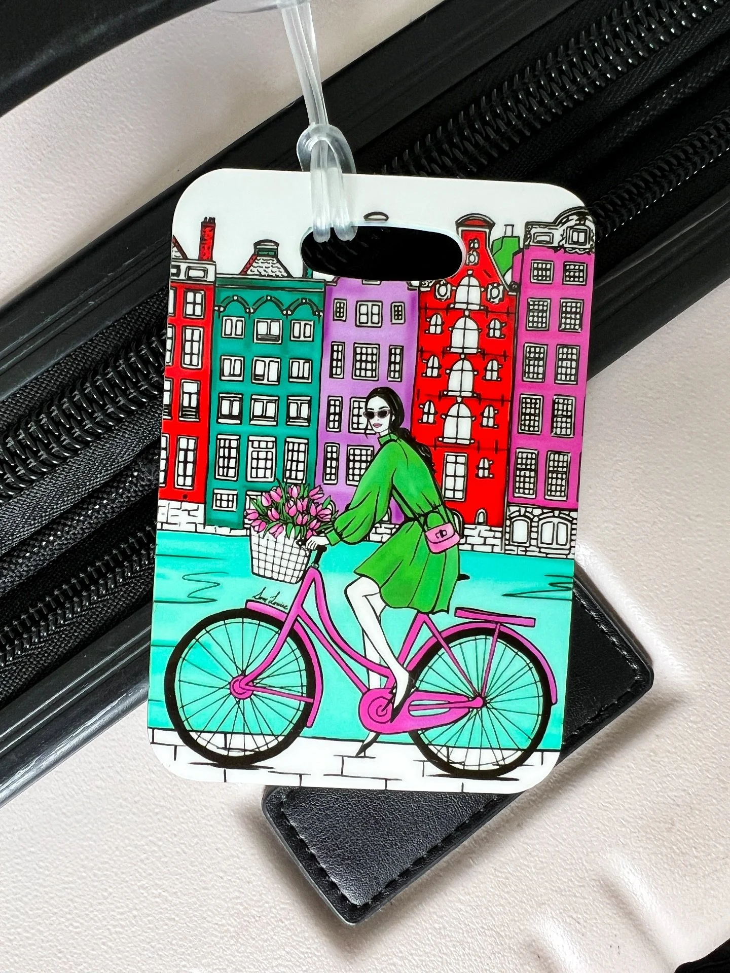 Out of office! ✈️🇳🇱 

You can order this colorful Amsterdam luggage tag at the link in our bio ❤️