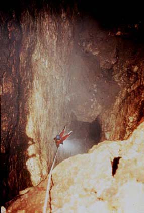  Sump 7: The Ultimate Speleological Obstacle. Noel Sloan is shown here descending the 55 meter freefall drop leading directly into Sump 7, the most remote underwater tunnel discovered in the Cueva de la Peña Colorada. [photo �1984 Bill Stone] 