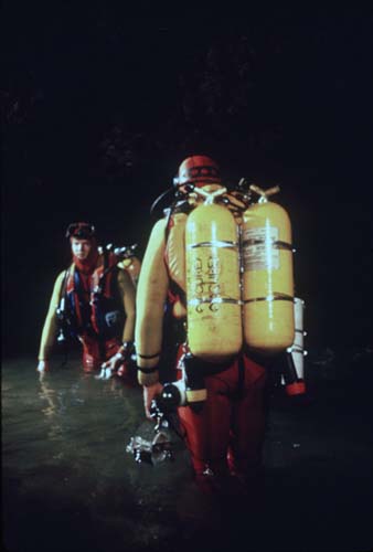  Clark Pitcairn (left) and Gary Storrick prepare for the original exploration dive in Sump 2 in late February 1984. The tanks are the novel fully overwrapped composite design first used during the 1981 Agua de Cerro Expedition. [photo �1984 Bill Ston