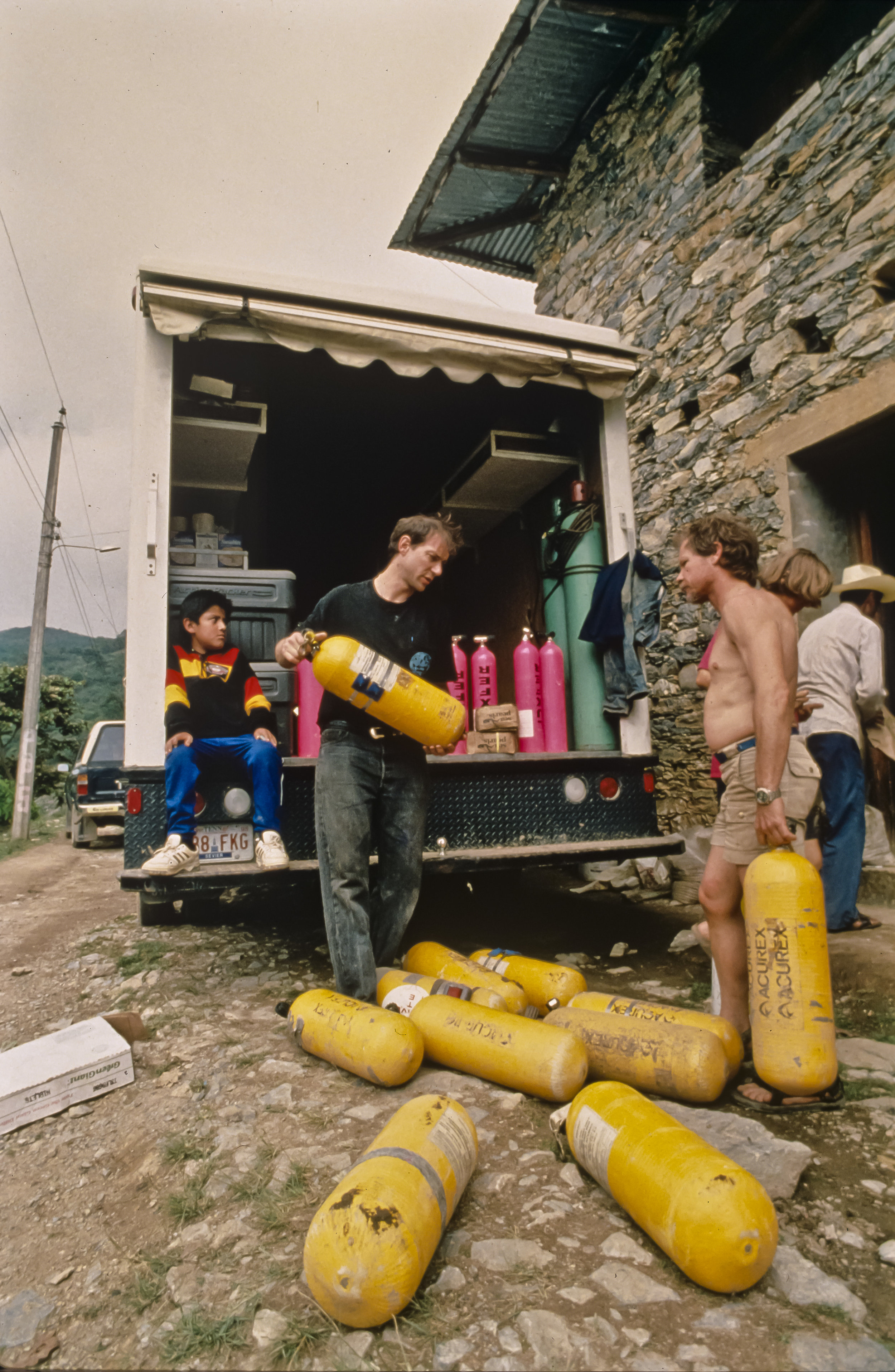  Arrival: Noel Sloan and Don Broussard unload dive cylinders at the house of Epifanio Villega. Photo by U. S. Deep Caving Team/Bill Stone. 