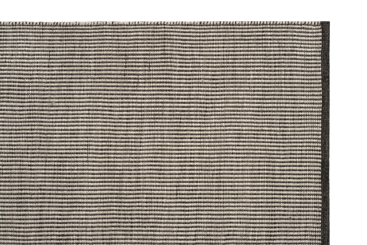 Armadillo_Rugs_IndoorOutdoorCollection_TideWeave_Basalt_Fog_Corner01-X2.jpg