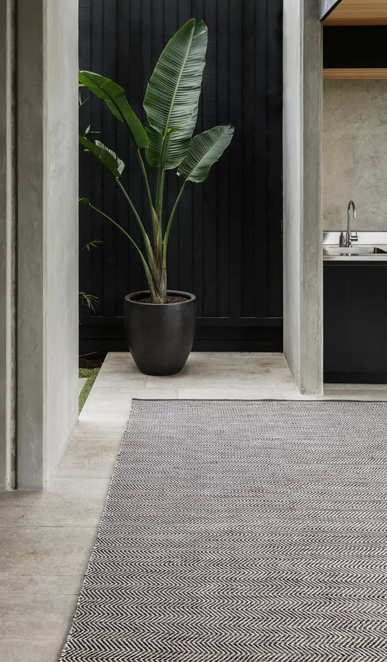 Armadillo_Rugs_IndoorOutdoorCollection_QuillWeave__BasaltFog_Insitu01-X2.jpg