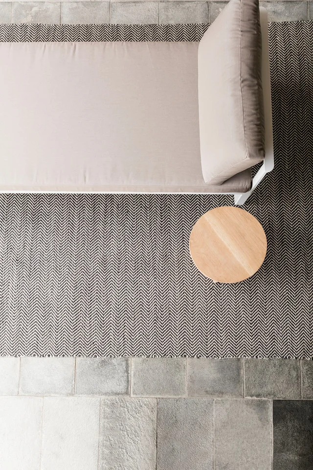 Armadillo_Rugs_IndoorOutdoorCollection_QuillWeave_BasaltFog_Insitu_05-X2.jpg