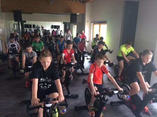 Sportklasse beim Indoor-Cycling