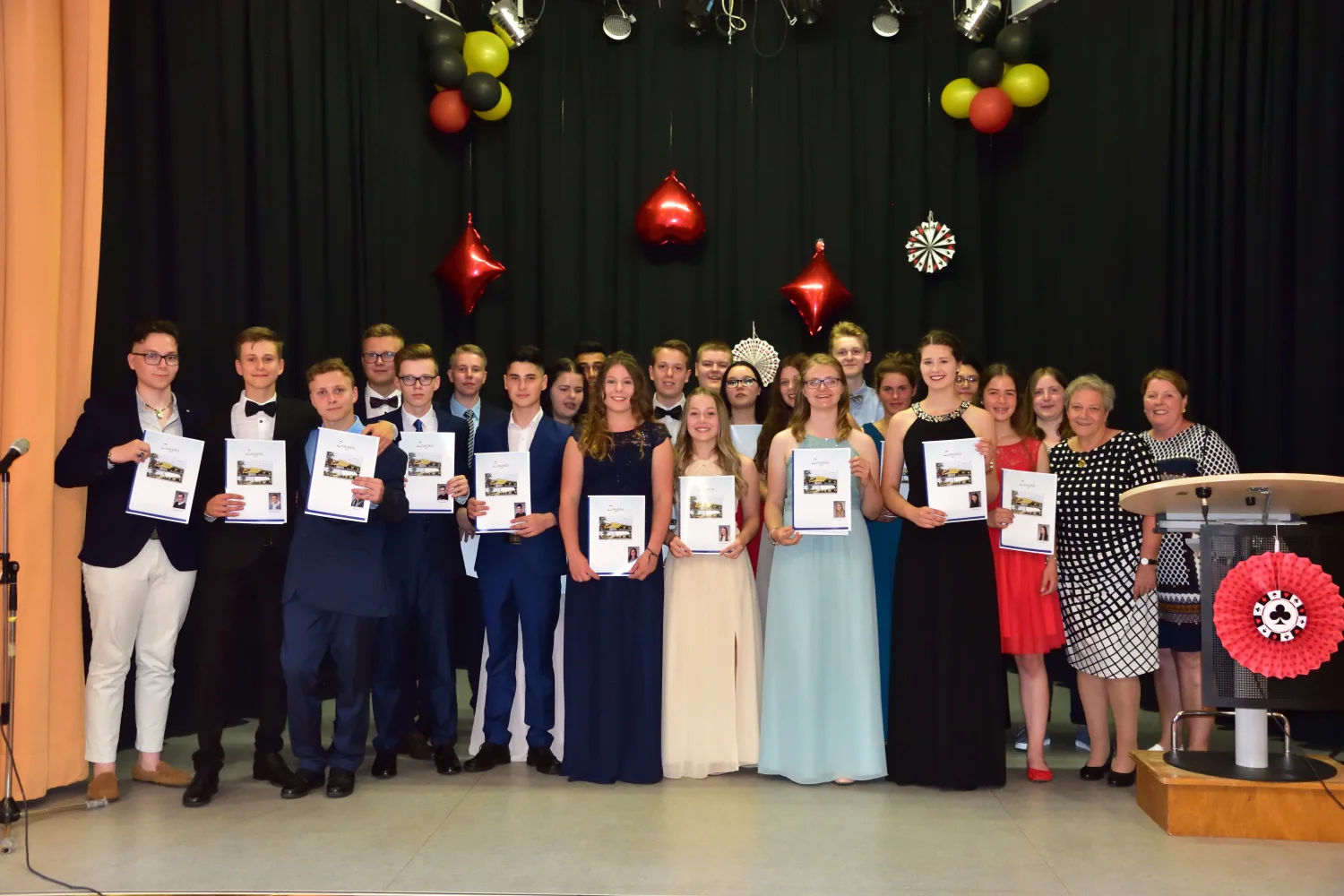 Klasse 10b - Klassenlehrerin: Frau Fetz Alysha-Sue Brückner, Selters - Anna Zender, Oberelbert - Berdan Mert Alkan, Montabaur - Celine Wilhelmi, Montabaur-Bladernheim - Cheyenne Woehl, Montabaur - Emily Jansen, Stahlhofen - Fabian Meuer, Hömberg - Fatih Kecici, Großholbach - Felix Nink, Montabaur-Eschelbach - Helene Auguste Lotz, Zimmerschied - Isabell Palik, Montabaur-Reckenthal - Lara Sophie Nehm, Ransbach-Baumbach - Lennart Hövelmann, Montabaur-Horressen - Maximilian Metzler, Eitelborn - Mike Samuel Plonka, Helferskirchen - Mira Chantal Lemanski, Montabaur-Reckenthal - Moritz Herrmann, Oberelbert - Nancy Zachow, Ötzingen - Nils Ferdinand, Hömberg - Ömer Faruk Kirbas, Montabaur - Sabrina Virgen Wimmer Alvarez, Montabaur - Thomas Schildt, Meudt