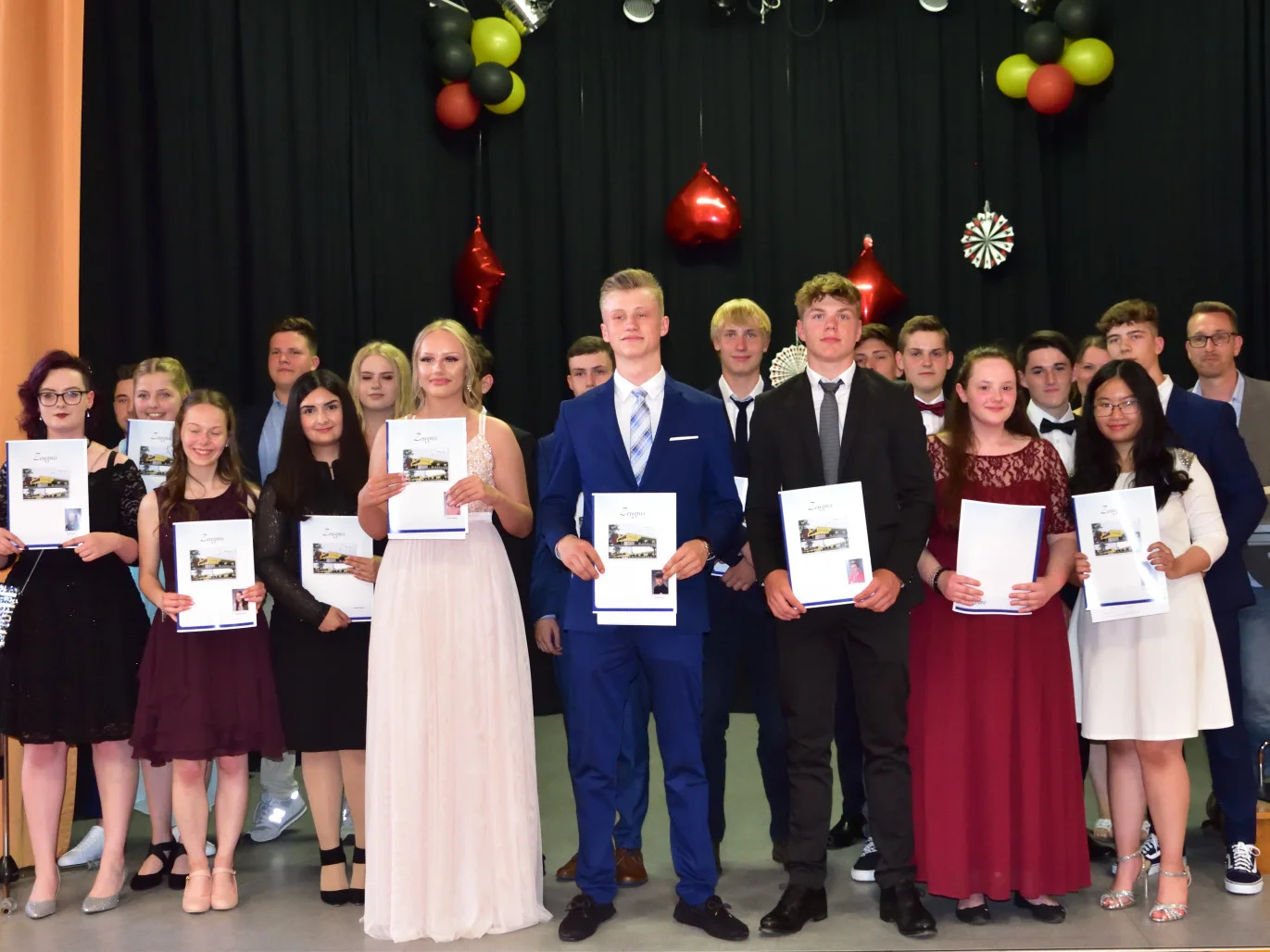 Klasse 10c - Klassenlehrerin: Frau Mayer Aleksej Rodnov, Montabaur - Alexander Schemberger, Montabaur - Ben Braunhold, Montabaur-Elgendorf - Chantal Plaug, Dernbach - Dominik Kuhn, Großholbach - Ghazaleh Ghasemi, Montabaur - Hannah Flüteotte, Staudt - Hendrik Kölzer, Hübingen - Jonas Kunt, Nomborn - Jonas Moritz Kern, Niederelbert - Lee-Ann Brüsehof, Montabaur - Luca-Marie Jonas, Welschneudorf - Marc-Anthony Weise, Siershahn - Marlena Parzatka-Lipinska, Montabaur - Moritz Klinkner, Montabaur - Nathalie Kämpflein, Großholbach - Robin Langhans, Bannberscheid - Tom Richter, Montabaur - Vu Ruth Thuy Tien Tran, Montabaur
