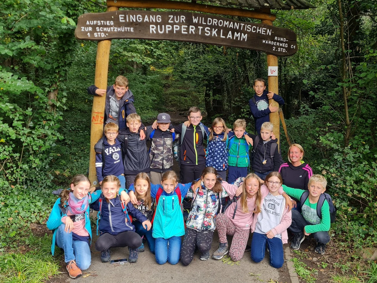 Sportklasse unterwegs in der wildromantischen Ruppertsklamm — Heinrich ...