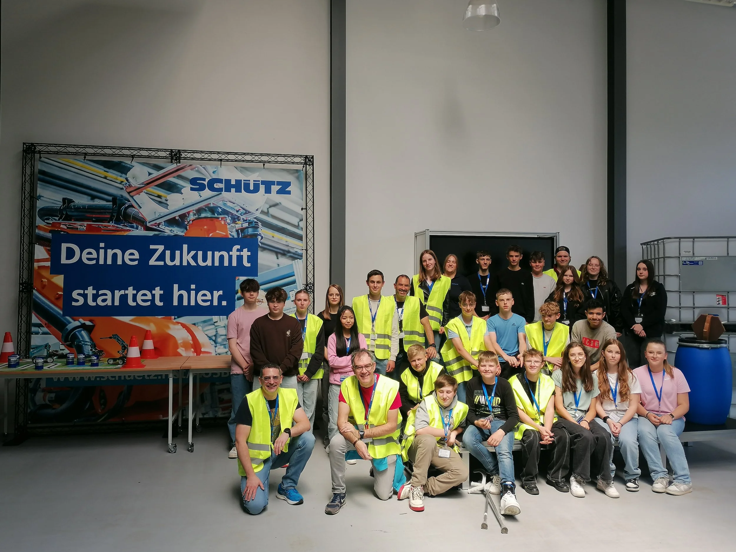 Besuch der Heinrich-Roth-Realschule plus bei der Firma Schütz in Selters
