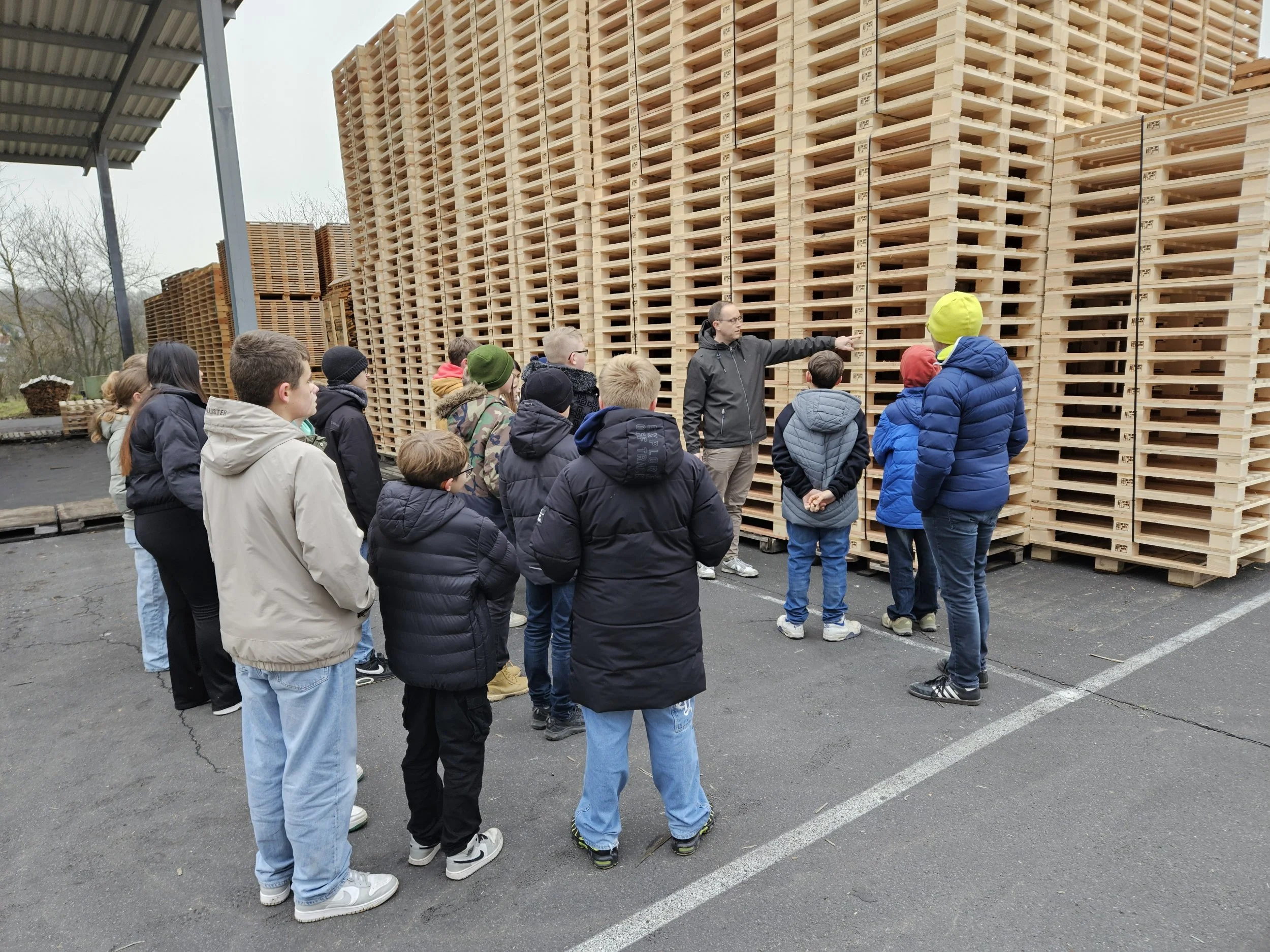 TuN-Klassen zur Betriebsbesichtigung bei der Firma Hapack in Elgendorf