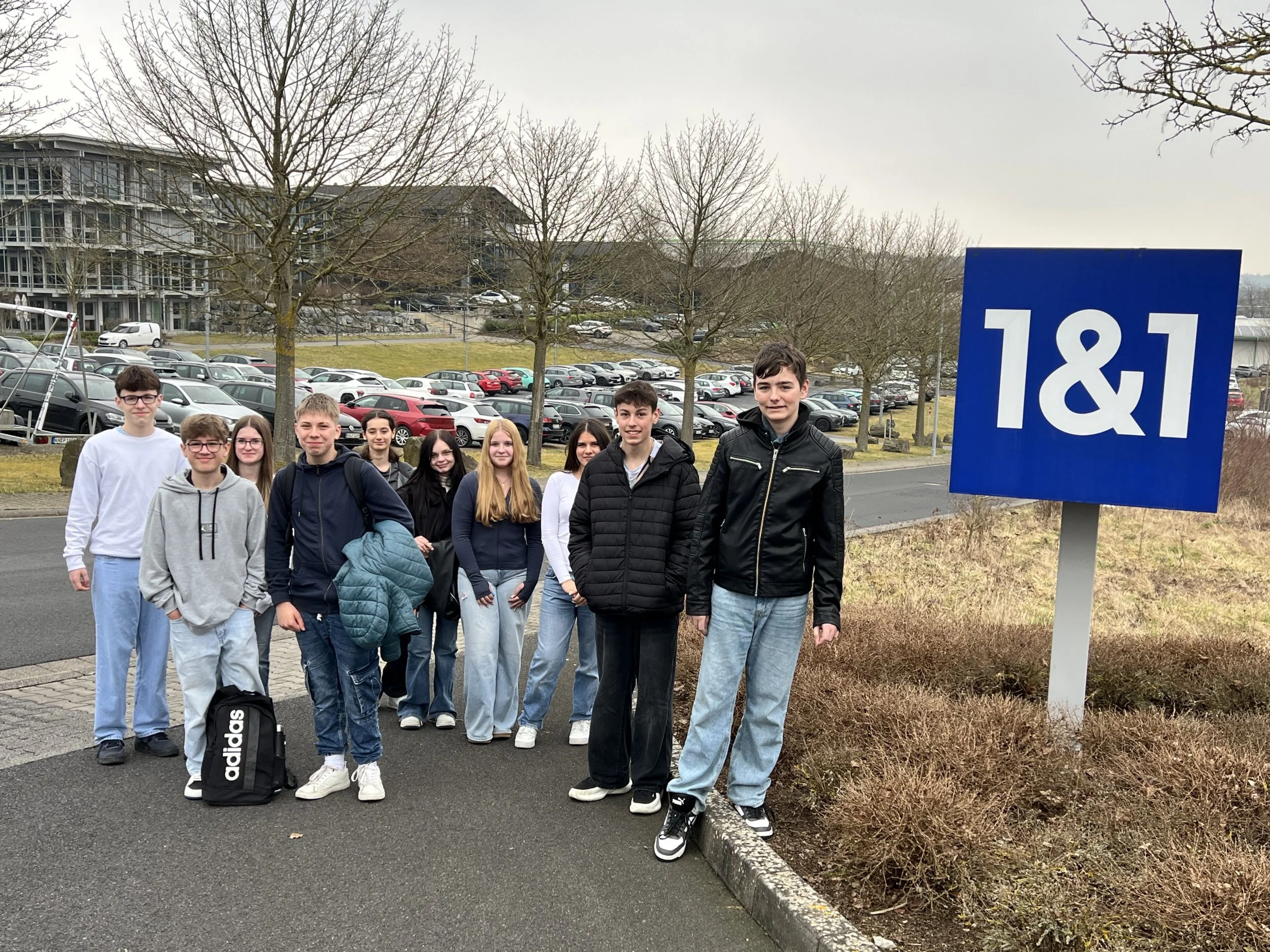 Schülerinnen und Schüler des Wahlpflichtfachs „Wirtschaft und Verwaltung“ besuchen das 1&amp;1 Logistikzentrum